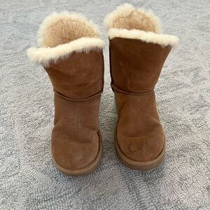 Great used condition Ugg Mid Boots in beige size 5